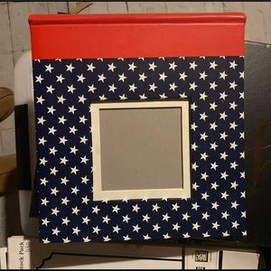 40 page American Flag photo album. Holds 160 4x6 photos or 80 5x7